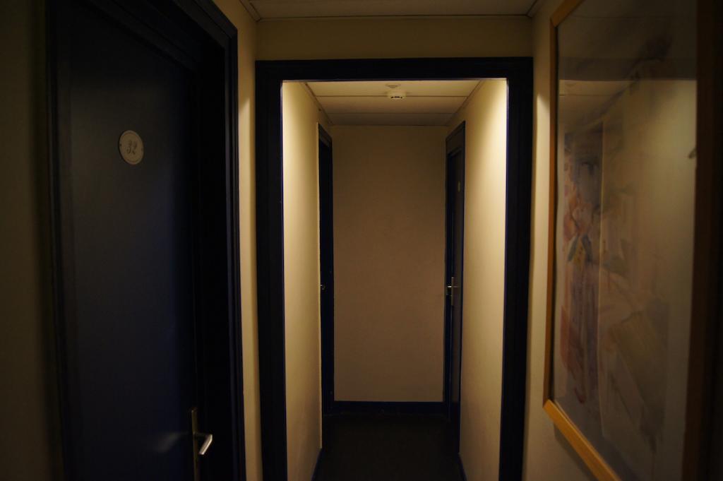 Hotel Moderne Maisons-Alfort Zewnętrze zdjęcie A corridor in a hotel