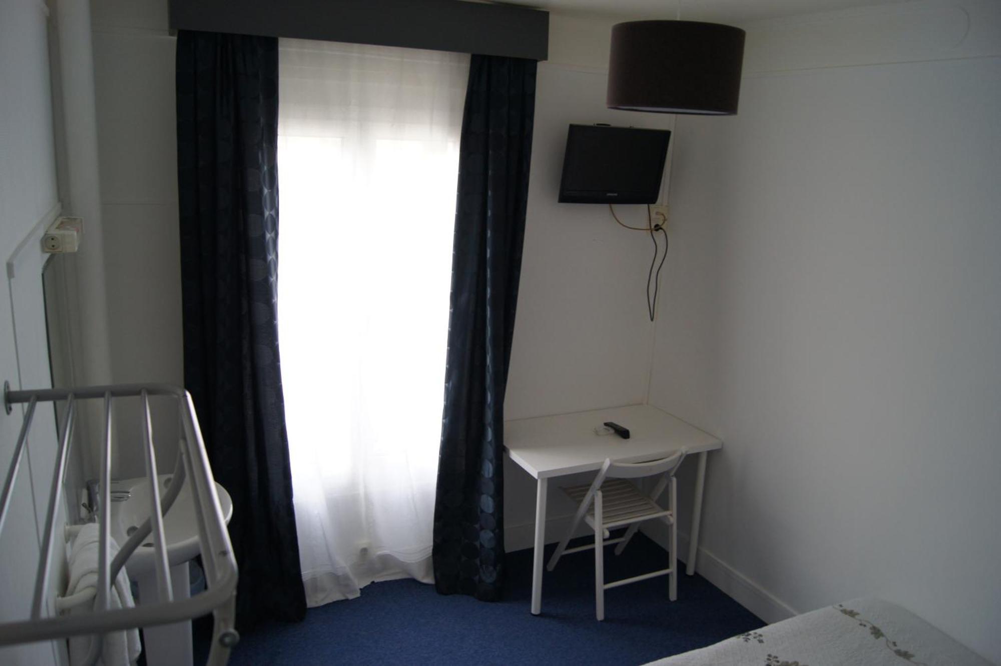 Hotel Moderne Maisons-Alfort Zewnętrze zdjęcie A room at the hotel