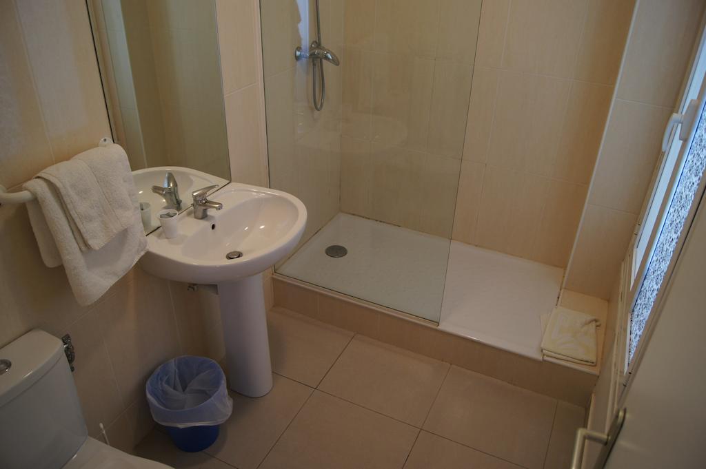 Hotel Moderne Maisons-Alfort Pokój zdjęcie A wet room