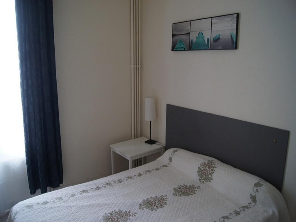 Hotel Moderne Maisons-Alfort Pokój zdjęcie A bedroom in a typical apartment