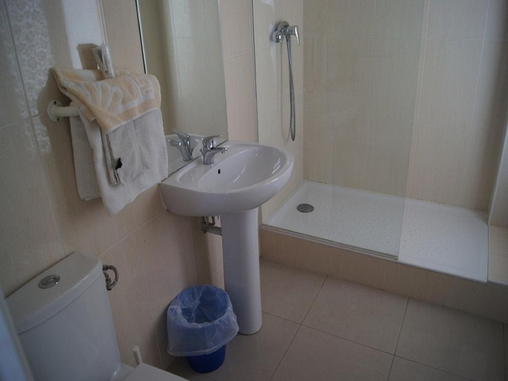 Hotel Moderne Maisons-Alfort Pokój zdjęcie A wet room