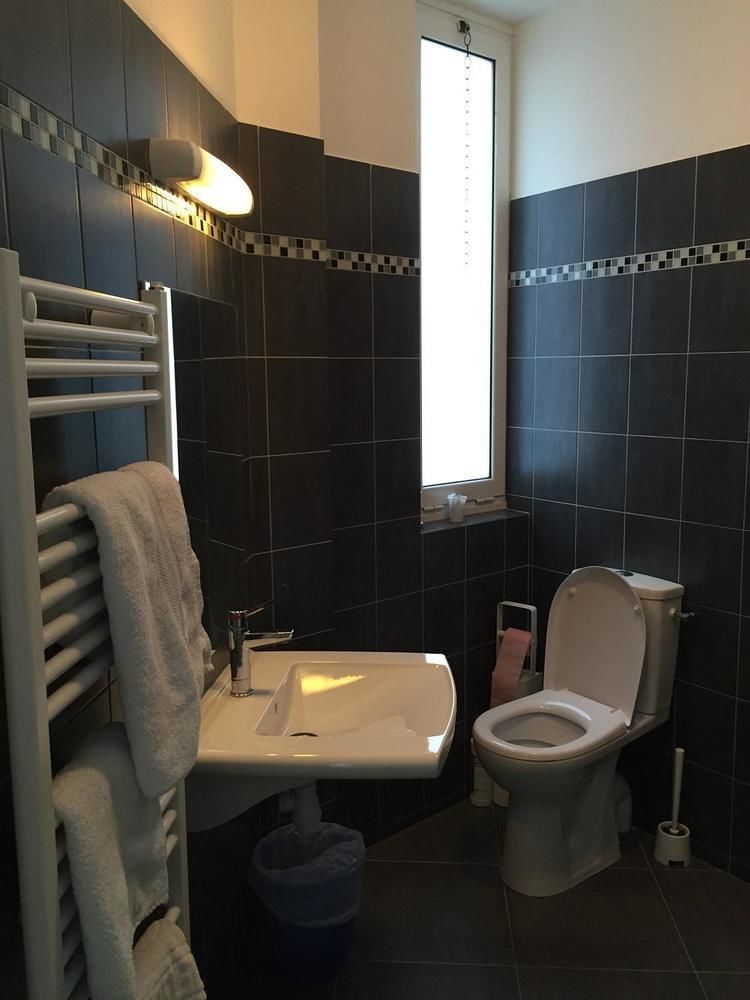 Hotel Moderne Maisons-Alfort Zewnętrze zdjęcie Bathroom in a hotel