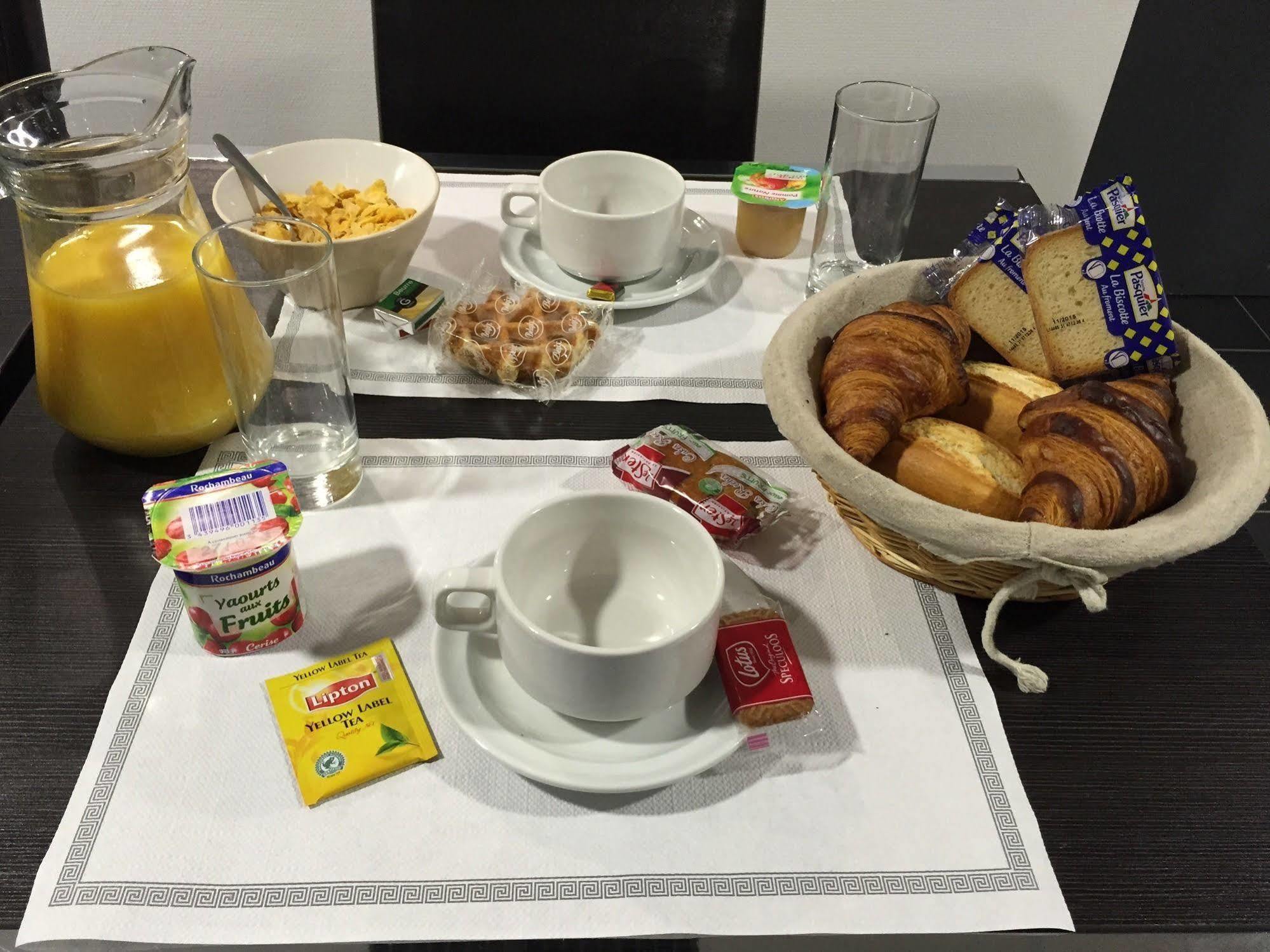 Hotel Moderne Maisons-Alfort Zewnętrze zdjęcie A typical breakfast tray